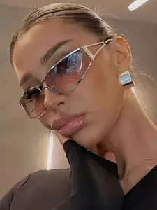 The new curved Y2K spicy girl style side metal cutout design trendy and fashionable glasses are suitable for both men and women to wear on the street for fashion shows and in daily life
