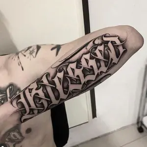 6 large graphic herbal tattoo stickers, one with English elements and the other five with random designs. Lasts for 7-15 days, water-resistant and resistant to friction. The effect is realistic. Suitable for those who don't want to get a tattoo.