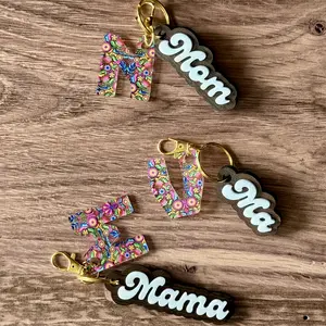 Personalized Layered Mom Keychain – Personalized Mother’s Day Gift, Floral Initial, Personalized Keychain Tags