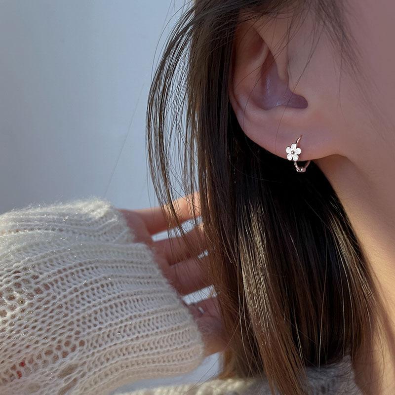 Small daisy flower earrings for women, ins niche design, simple and sweet new earrings