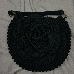 Bolso crochet negro elegante con flor Casual