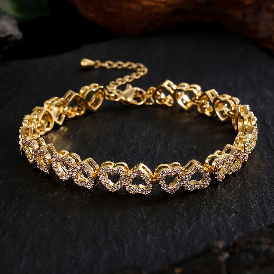 Exquisite heart-shaped cubic zirconia bracelet, shiny gold-plated adjustable chain, heart motif design suitable for all seasons, engraved design bracelet, elegant bracelet, beautiful bracelet, romantic anniversary gift, meaningful gift