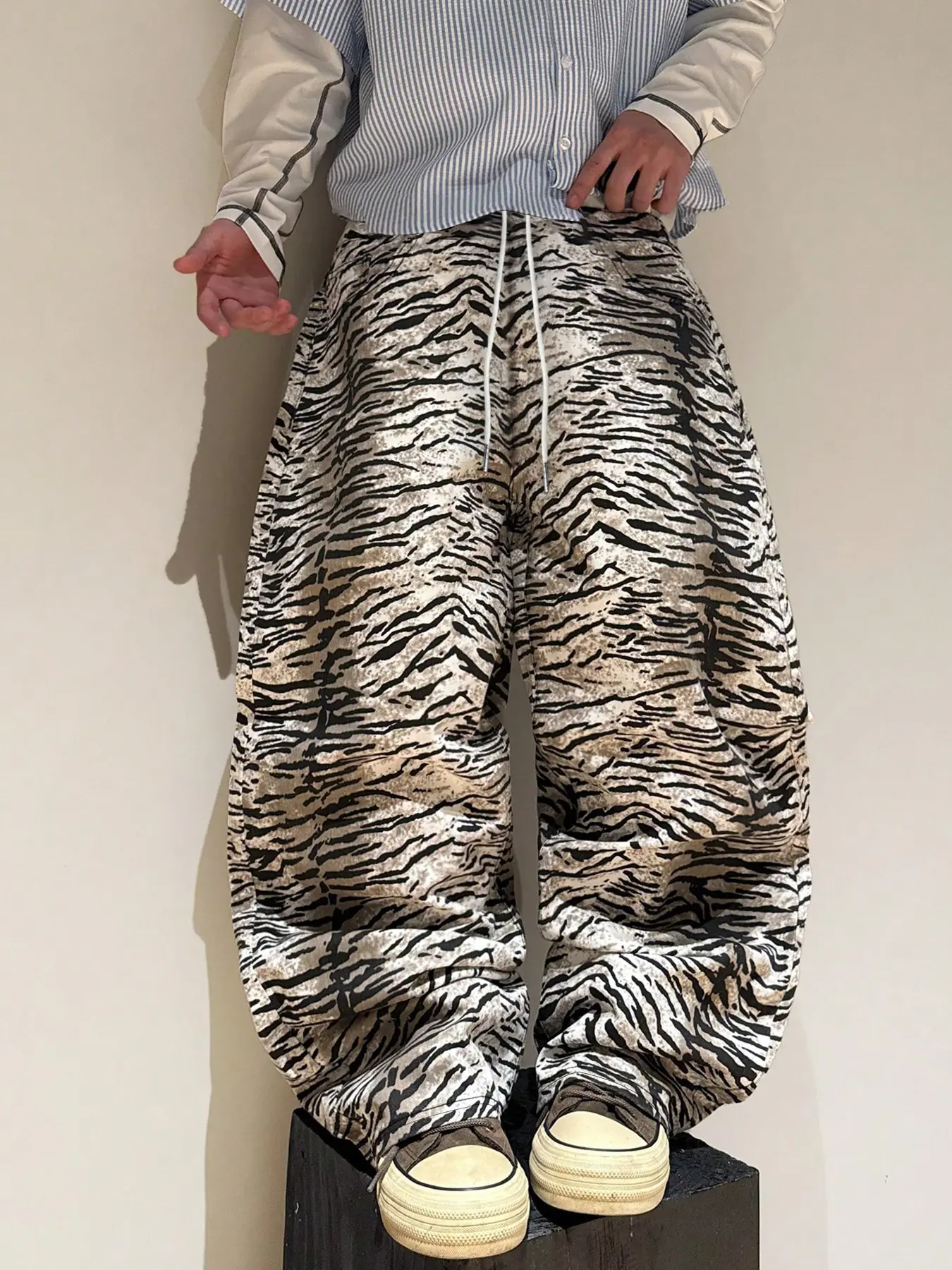 Vintage Tiger Print Wide Leg Casual Pants, Bold and Eye-Catching, Must-Have Style for Trendy Men, All-Season Loose-Fitting Pockets