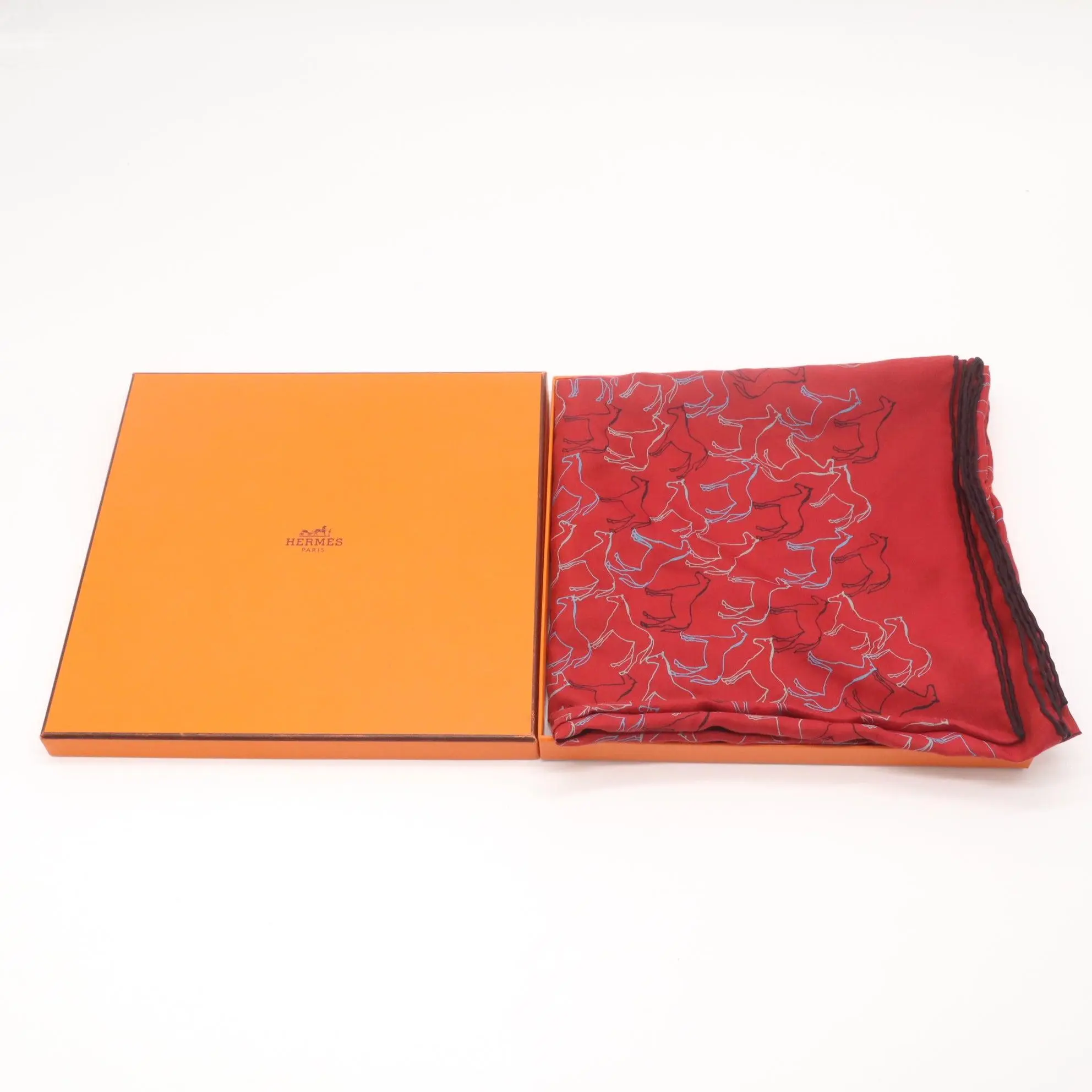 Pre-owned Hermès silk scarf W22234