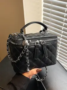 Popular chain design, stylish and simple box bag, versatile commuting shoulder messenger bag cosmetic bag, crossbody purse, small and light, suitable for students, office workers, shopping, taking pictures, etc., Quilted Crossbody Bag