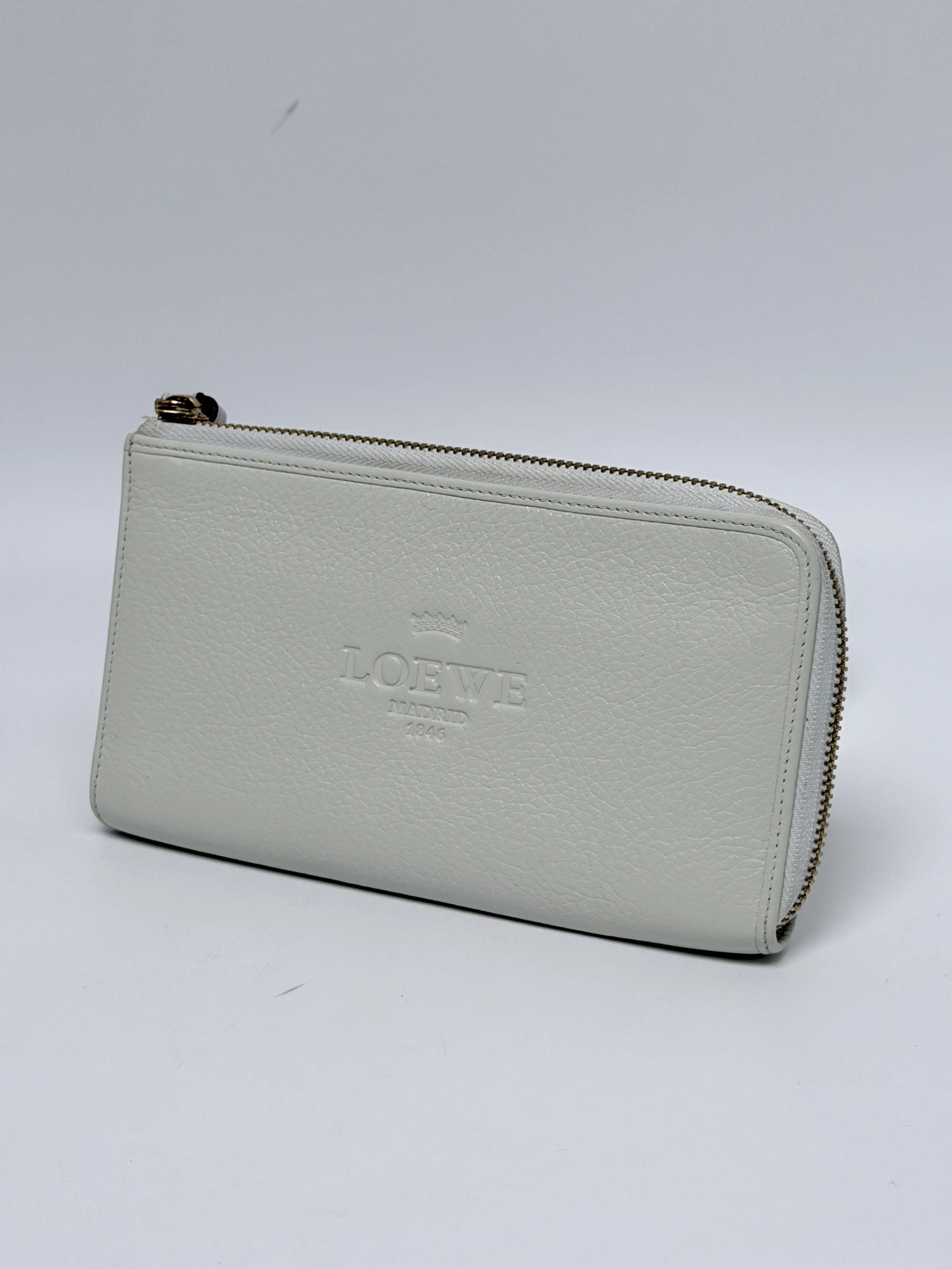 Pre-owned Loewe Leather Clutches & Wristlets Heritage Wristlet Pouch Long Zip Around Long Wallet Off White JD020LE