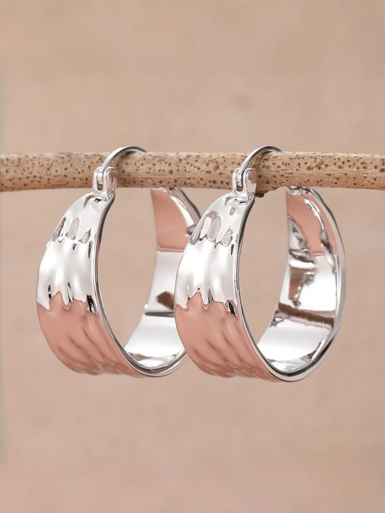 One Classic And Simple Hammer-Patterned Silver Earrings, High Quality Earrings, Copper Earrings, Personalized Jewelry Perfect For Everyday Holidays And All Kinds Of occasions. It Is A Surprise Gift For Ladies