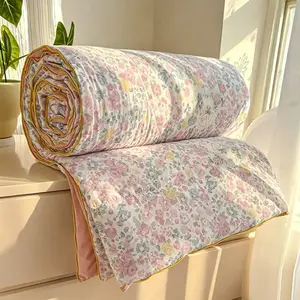 1 pc of small floral print summer quilt, super soft and skin-friendly air-conditioned quilt, suitable for use in all seasons, bedrooms, and living rooms