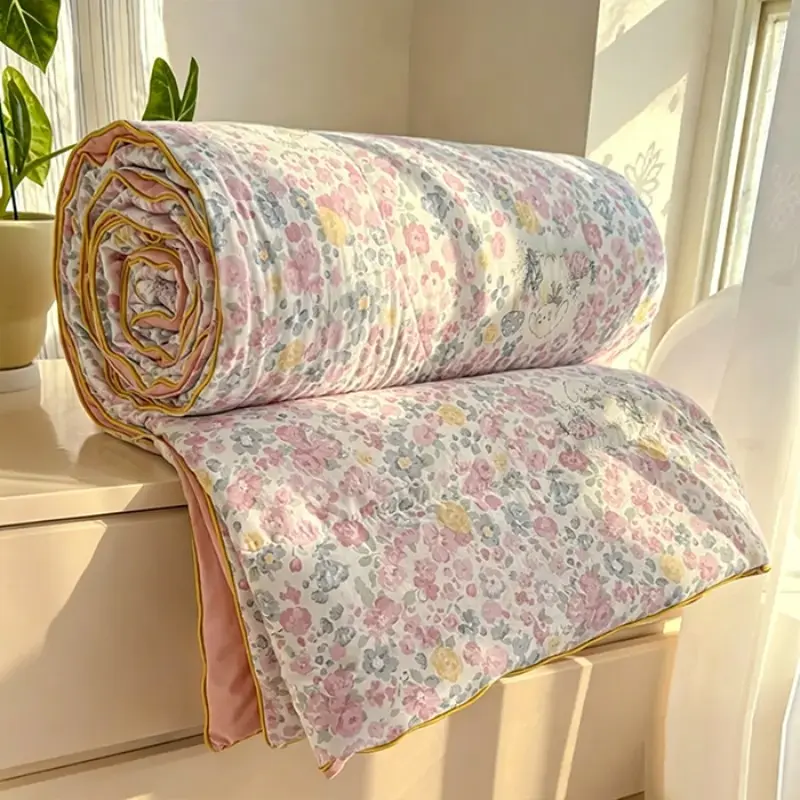 1 pc of small floral print summer quilt, super soft and skin-friendly air-conditioned quilt, Breathable Summer Quilt, suitable for use in all seasons, bedrooms, and living rooms, Air Conditioning Quilt, Printed Quilts