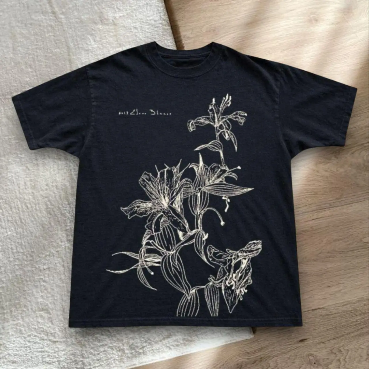 Lily Flower T-shirt Vintage Botanical Lily Line Art Graphic Tee, Retro Fine Line Floral Shirt, Loose Fit Unisex Top