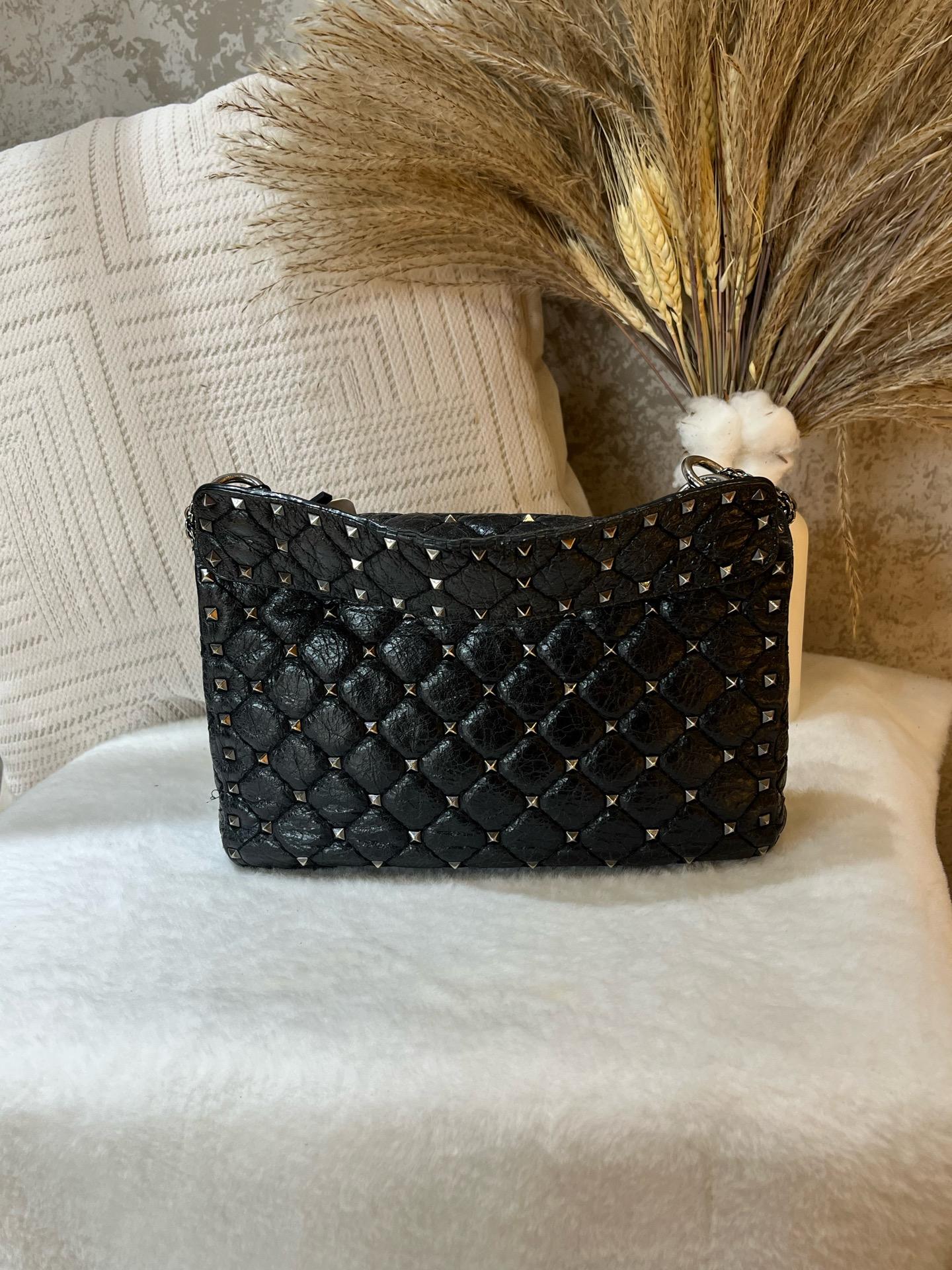 Pre-owned Valentino Garavani Rockstud Spike Small Shoulder Bag in black grained leather 1919