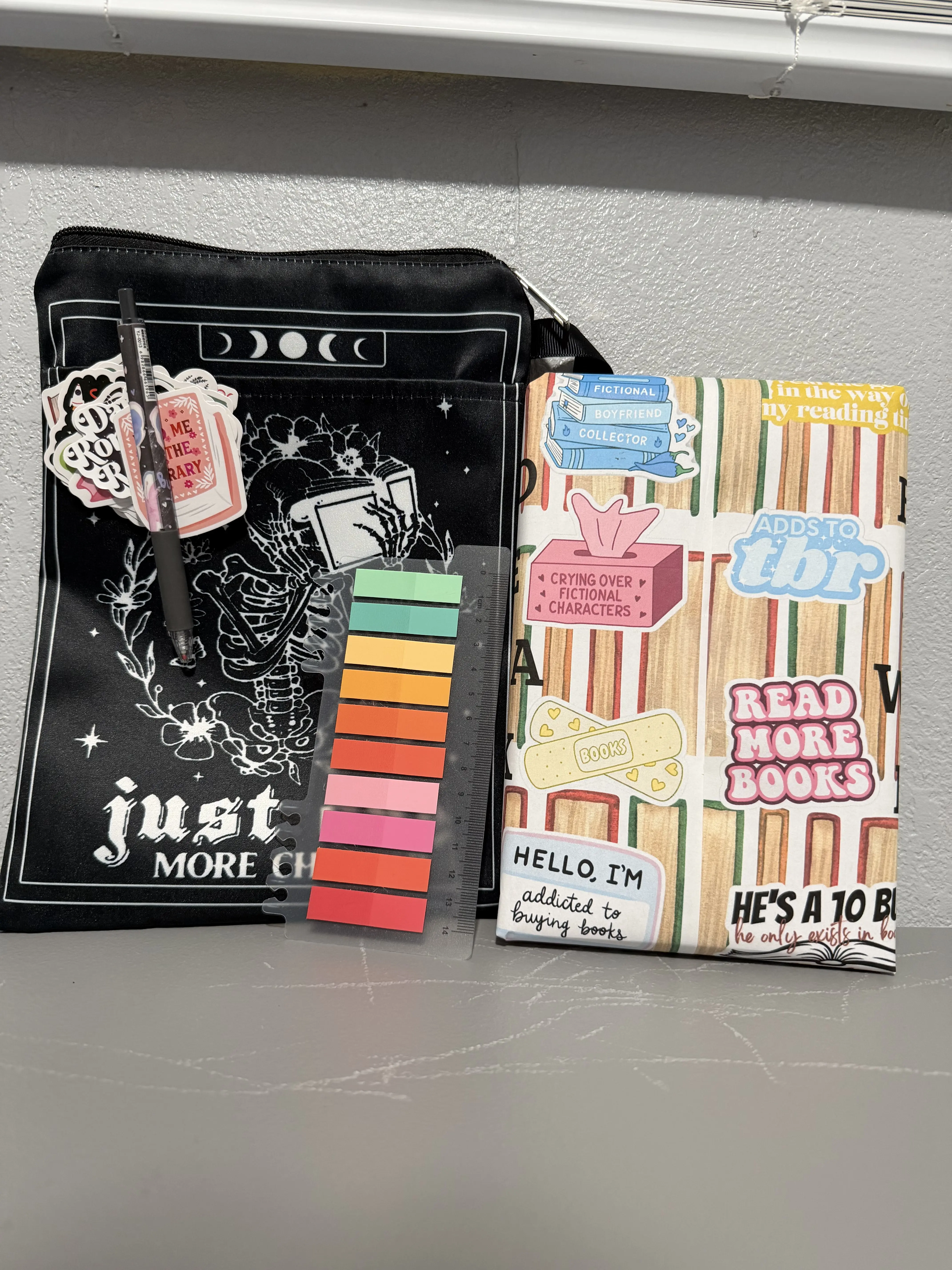 Blind Date with a Book – Surprise Book, Book Sleeve, Pen, Sticky Tabs & 10 Bookish Stickers
