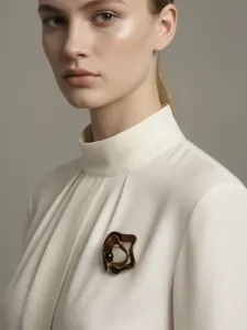 A stylish vintage distressed gold enamel wave-shaped brooch, suitable for daily wear, vacation dates, and other occasions, and also a delightful and exquisite little gift.