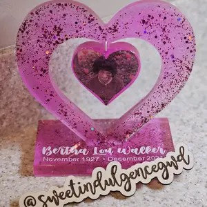 Resin Heart Frame with Stand, Heart-Shaped Design, Elegant and Decorative Display for Personalization