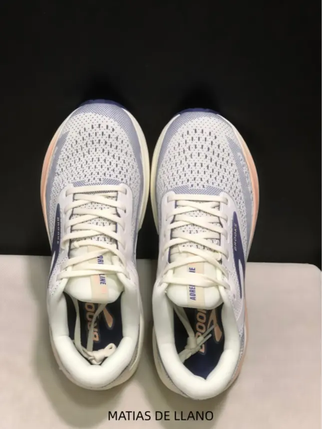 Gradient Blue-White Sports Collectible Running Shoes with Peach Midsole Accents, Breathable, Supportive for Morning Runs, Gym Sessions