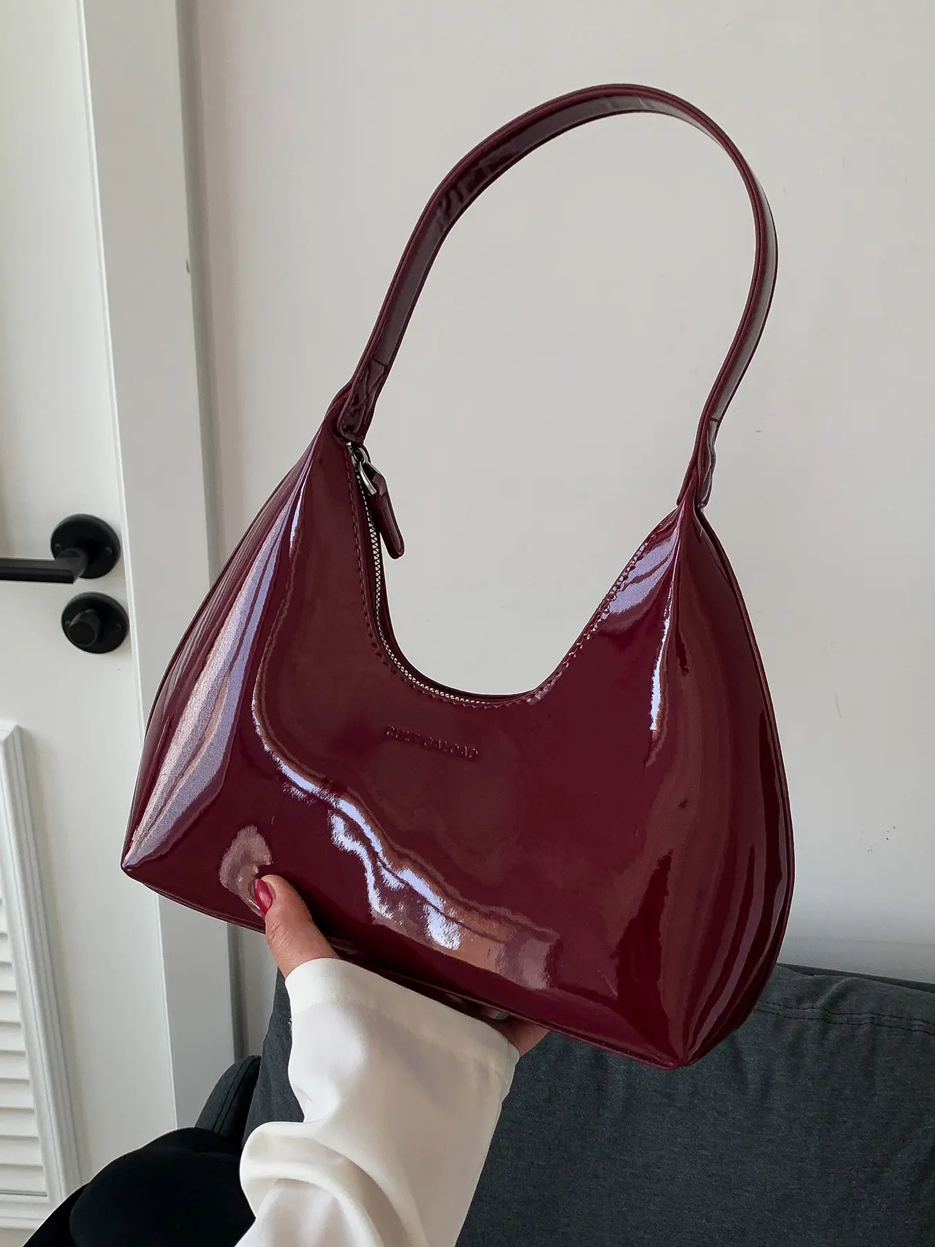 A must-have for Valentine's Day Retro fashion Angola red crescent bag, Handbag Shoulder Bag, light luxury armpit bag, curved shoulder strap design, solid color shoulder bag, suitable for commuting, dating, and socializing, Patent Shoulder Bags