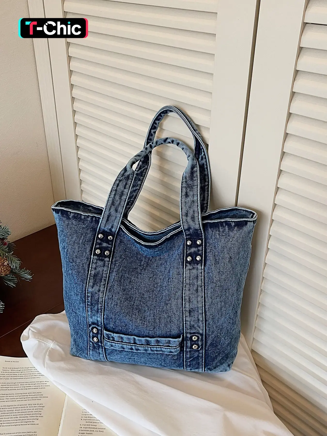 Retro denim tote bag, Casual tote bag, Casual everyday bag, Casual fashion bag, Washed denim fabric and patchwork details, can be worn on one shoulder or diagonally, with comfortable wide shoulder straps, American retro style suitable for all outfits