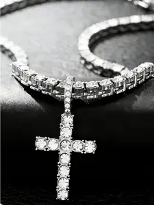 The hip-hop diamond cross necklace is suitable for daily wear, vacation dates, and other occasions, and is also a surprising and exquisite small gift