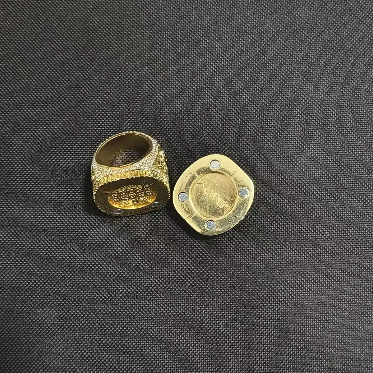 H R 2020 RING ADN BOX  Jewelry ring, personalized ring
