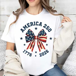 🎀✨[Graphic T-shirt] [100% Cotton]America 250 Stars & Stripes Bow Graphic T-Shirt – Patriotic USA Independence Style Tee, Unisex Casual Short Sleeve Crewneck, Soft Cotton Aesthetic Top, Trendy Everyday Outfit for Men & Women Streetwear Wear