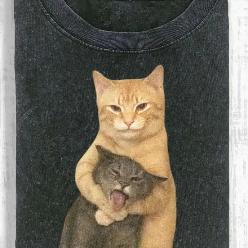 Women's Cat Quarrel Moment Graphic Tee - Retro Batik Print Fashion,  Loose Fit Short Sleeve Crew Neck, Unique Holiday Gift Idea for Her Vintage Tshirt merch for men