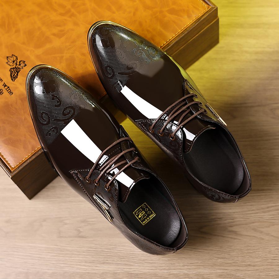Men’s Oxford dress shoes with wingtip design — smooth leather, embossed detailing, stylish and comfortable, suitable for business and formal occasions