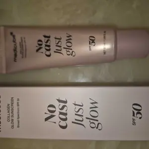 Product Review of [NEW] [medicube] No Cast Just Glow Collagen Sunscreen | SPF 50 Broad Spectrum Face Sunscreen | Lightweight, Non-Sticky, Hydrating Formula | No White Cast or Residue | Peptide, Cica for Soothing & Natural Glow from P**7