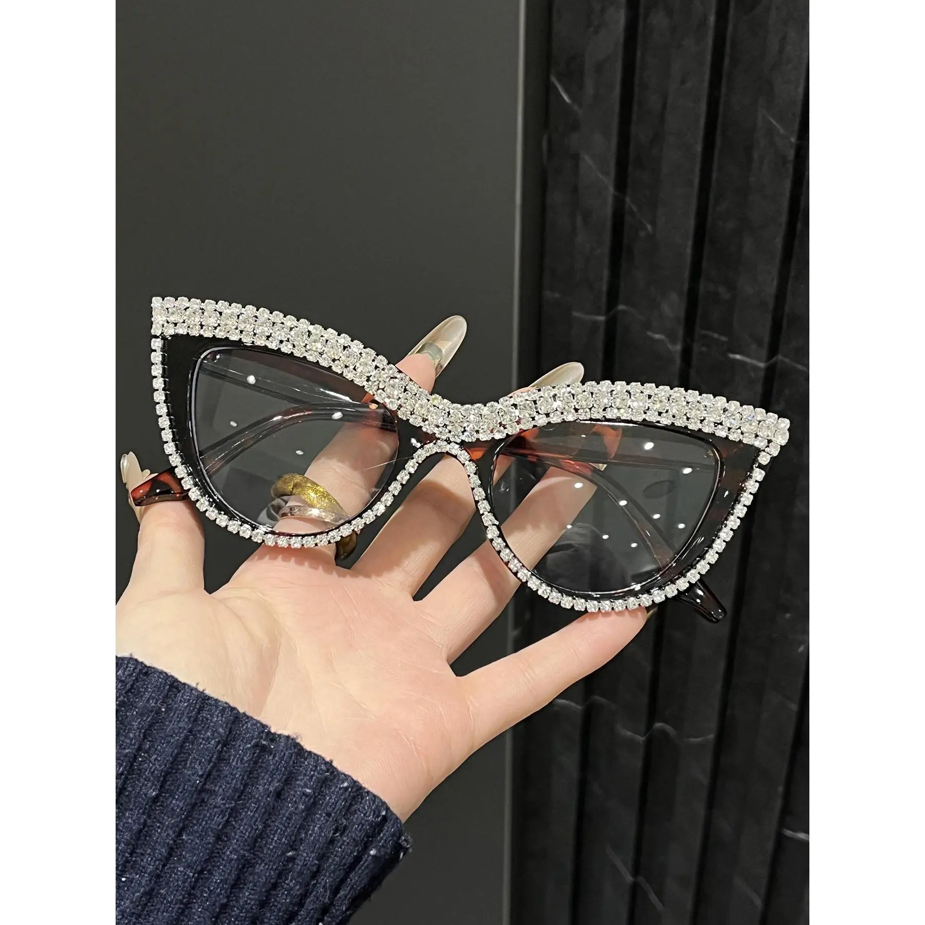 Leopard frame with white flat diamonds