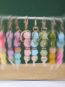 Elegant Daisy Keychain, Soft Silicone Beaded Wristlet, Perfect Mother's Day Gift for Mom, Viral Tiktok Accessory, 1pcs