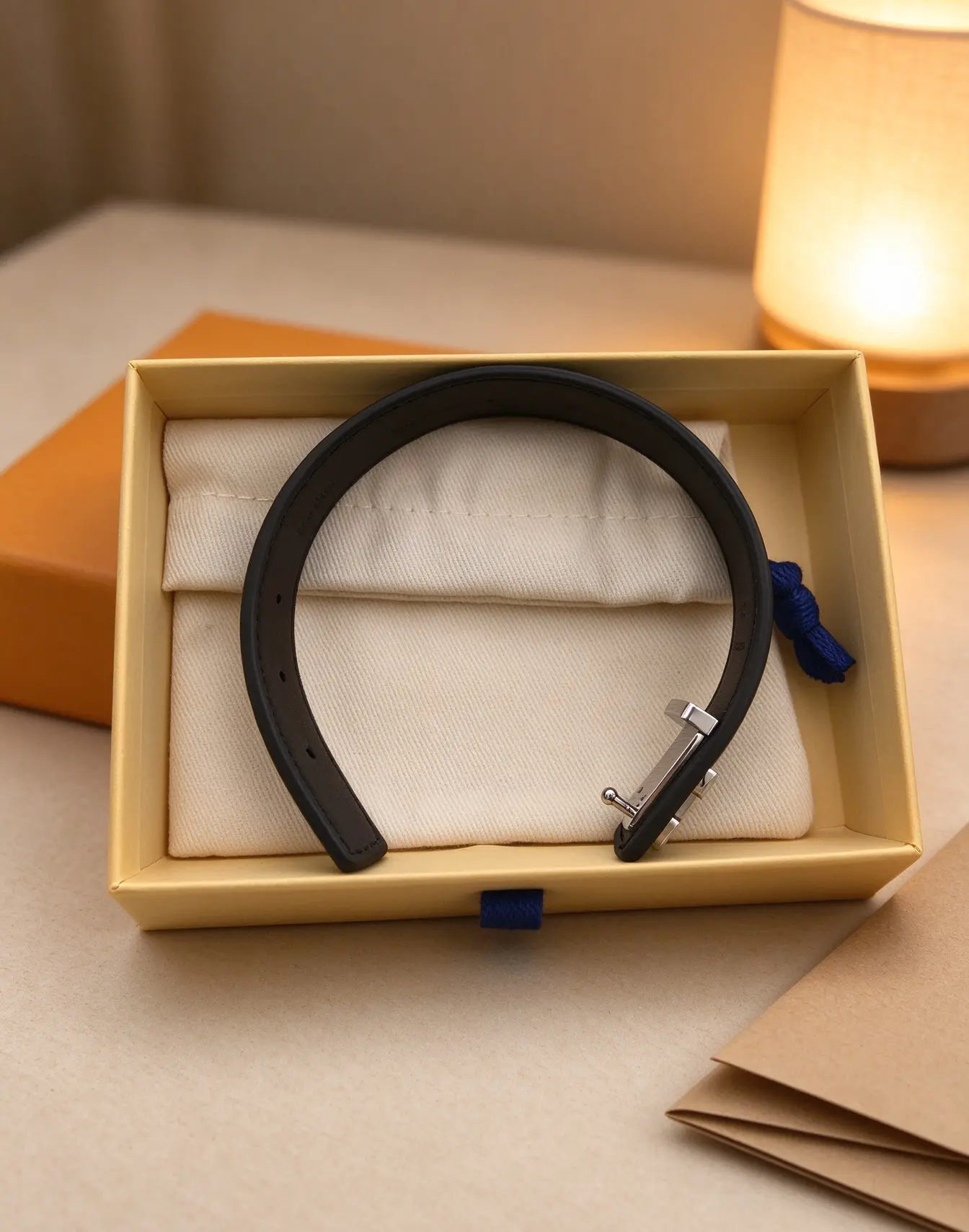 Classic Pattern Wristband, Wide Leather Cuff Bracelet with Letter Buckle, Fashion Casual Wrist Accessory for Daily Wear