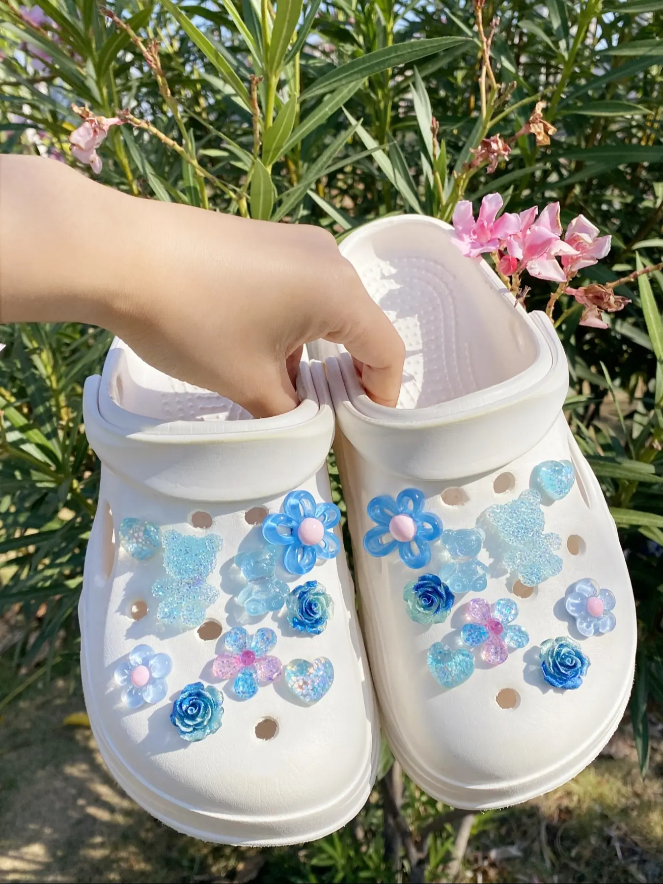 18 Piece Blue Sugar Bear Charms, Rose Flowers, Crystal Hearts, DIY Shoe Clips, Multifunctional Accessories, Shoe Embellishment Set, Shoe Decoration, Flower Shoes Decoration for Women Sandals & Slippers