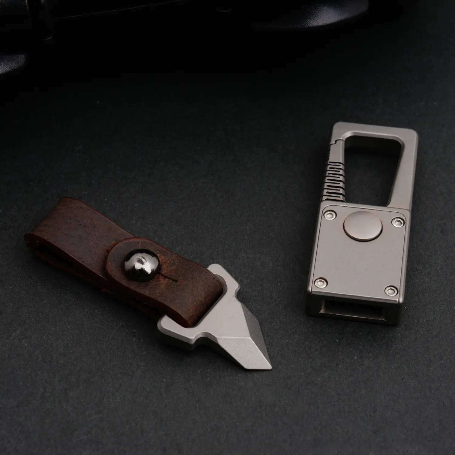 Titanium Alloy Car Keychain, Leather Strap Key Connector, No Spring Keyring, Multi-Function Tool Keychain for Men Women
