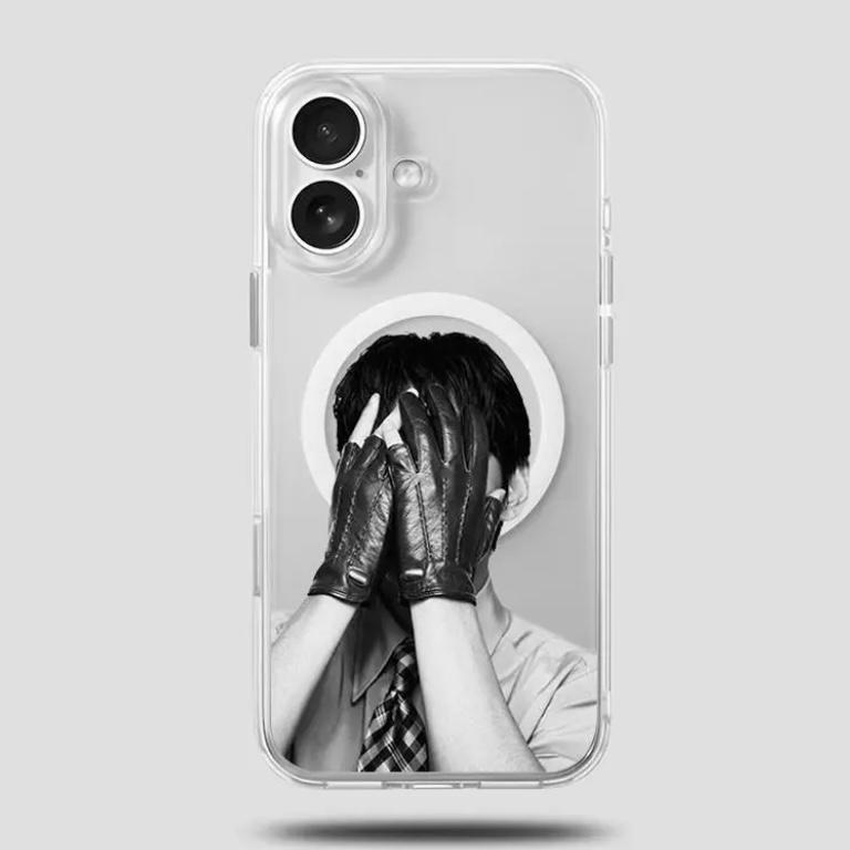 Retro-Style Phone Case - "We Are Back"Magnetic Protective Cover. Featuring a vintageblack-and-white aesthetic and artistic boy banddesign, this K-Pop concert-themed merchandise iscrafted exclusively for ARMY. (Compatible withiPhone Xthrough 17 SAMSUNG  H5
