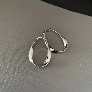 1 piece S925 silver earring, designed by Mobius, exquisite workmanship, elegant and retro, suitable for daily wear and giving away.