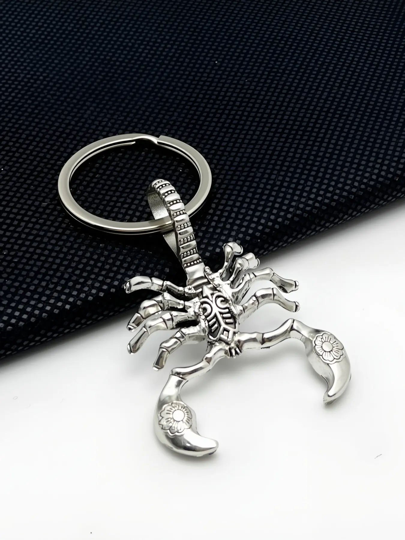 1 piece Scorpion Keychain Retro Punk Style Pendant Exquisite And Cool Jewelry Accessories Fashionable Halloween Christmas Party Gift
