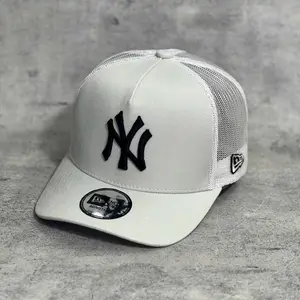 New Era 9FORTY NY Yankees Cap For Men And Women – White Mesh Back Trucker Baseball Hat Adjustable Classic MLB Streetwear