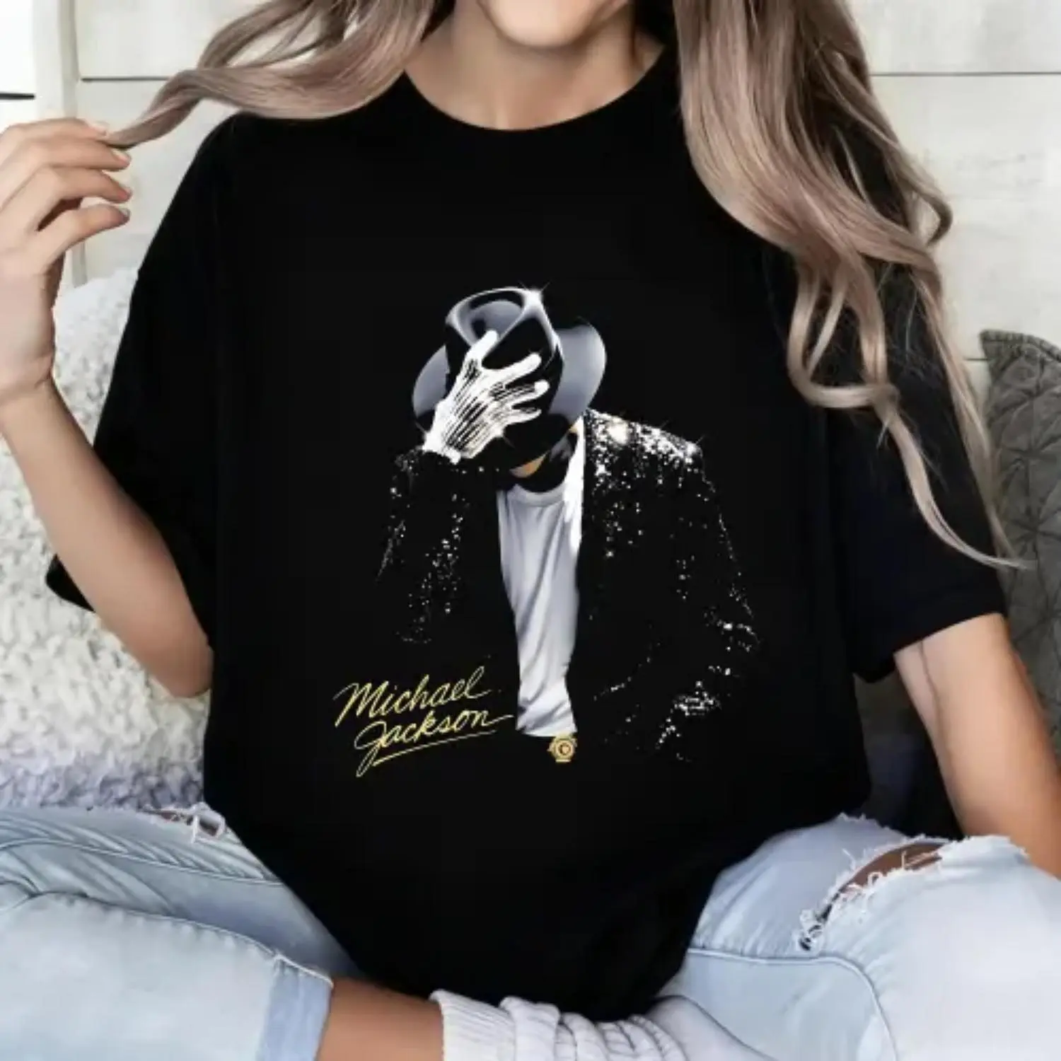 100 Percent Cotton Casual Fashion T Shirt Featuring Michael Jackson Iconic Pose With Signature And Sparkling Jacket Design Ideal Gift For Music Enthusiasts And Pop Culture Fans During Spring And Summer Seasons