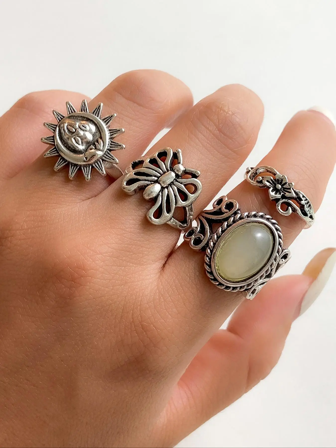 4pcs/set Vintage Butterfly & Flower Design Grunge Ring Bundles Kit, Streetwear Stack Ring, Fashion All-match Accessories for Women & Girls