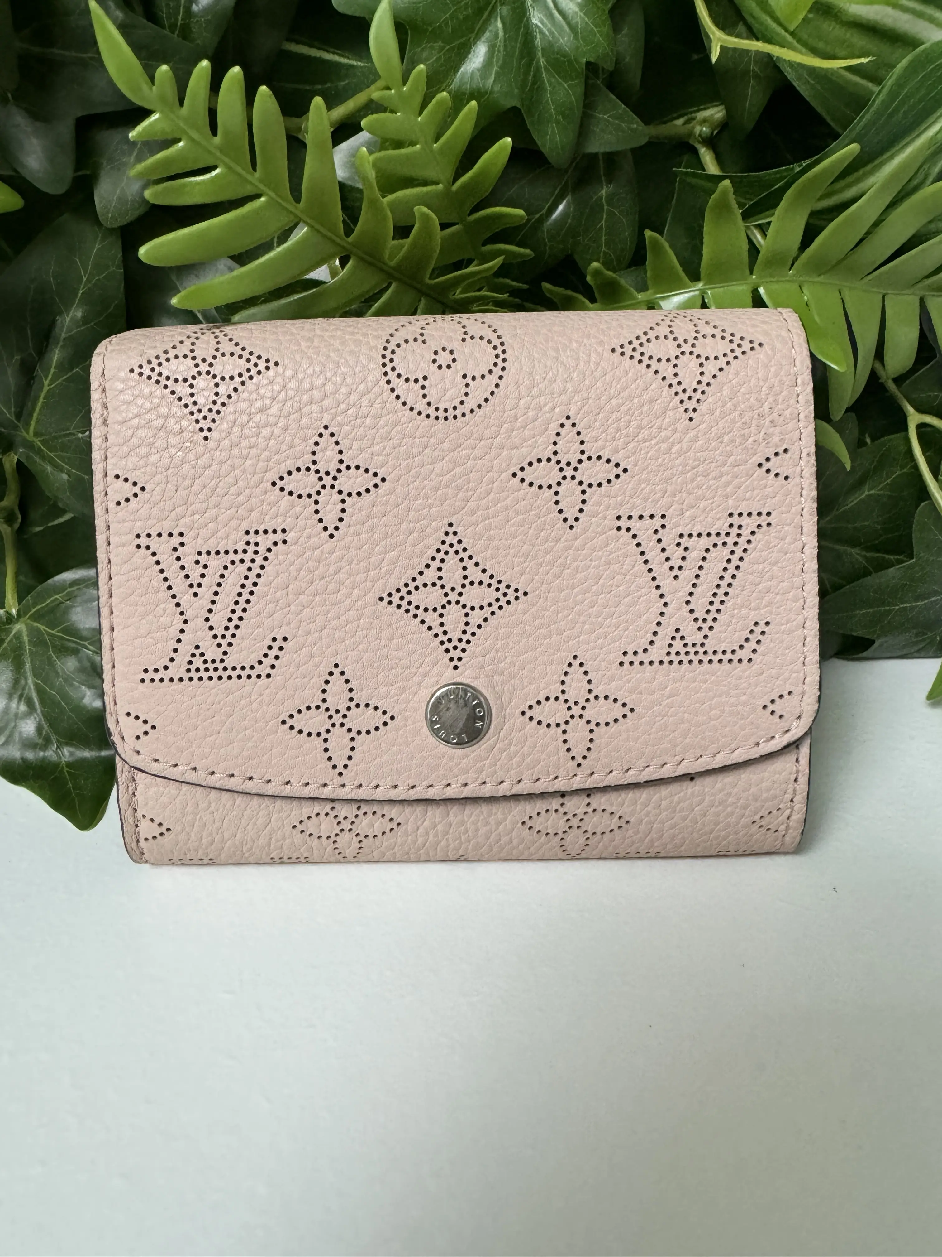 Pre-owned Louis Vuitton Mahina Small Leather Goods Iris Compact Wallet