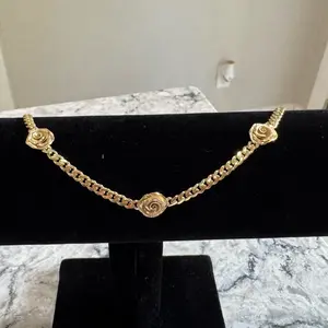 Manilla de flor estilo monaco oro 10K