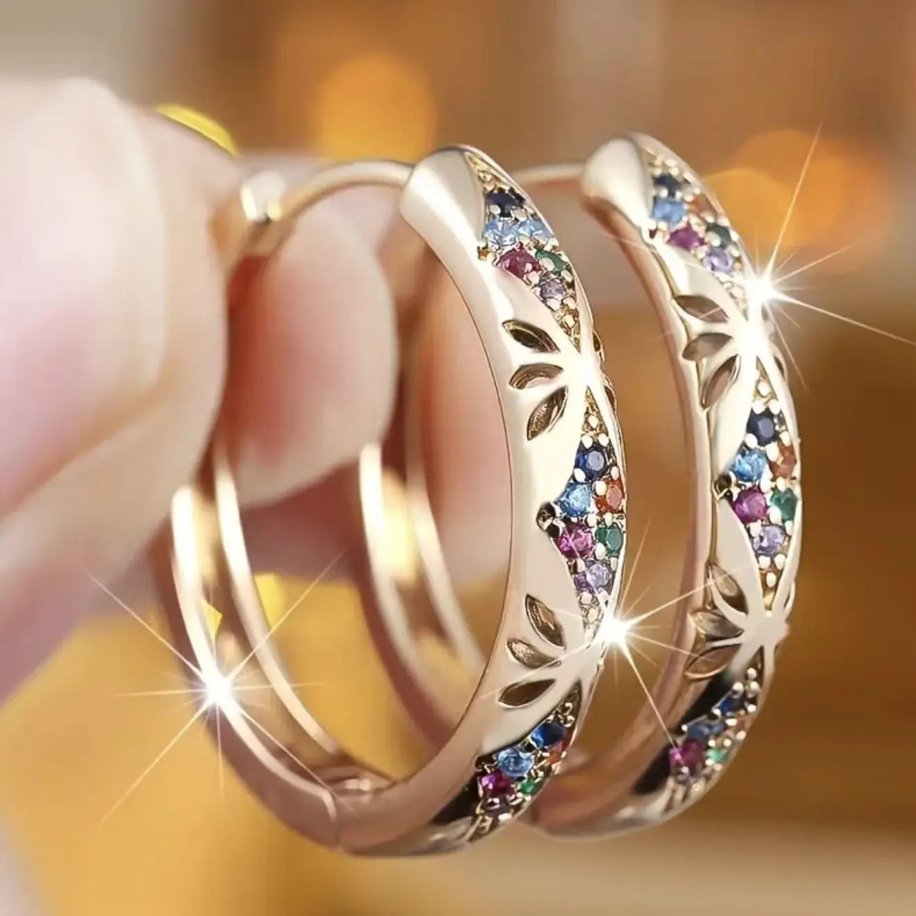 A pair of women's classic, luxurious,fashionable, elegant and versatile exquisitejewelry inlaid with cubiczirconia, suitable forparties, weddings and daily wear.