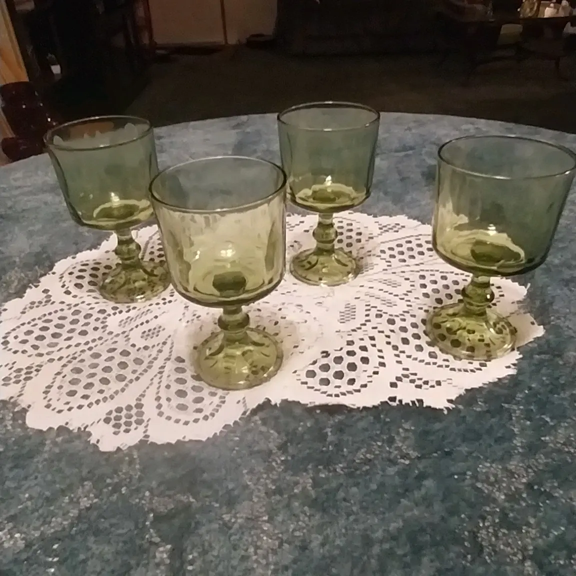 4 Vantage Olive Green Thumbprint Wine Glasses - Perfect for Your Next Drinks - Drinkware