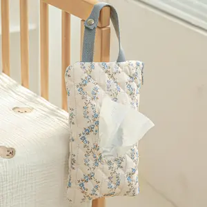 Large Capacity Heart-Shaped Portable Handheld Napkin Holder, Embossed Design Carry Bag, Ideal for Outdoor Use, Convenient Storage Solution