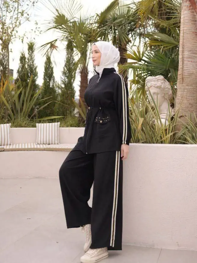 طقم رياضي محتشم للمحجبات – بدلة نسائية عصرية مكونة من قطعتين Modest Sportswear Set for Hijab Women – Modern Two-Piece Women’s Outfit