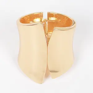 Metal Cuff in Gold