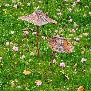 Vintage Country Style Metal Mushroom Garden Decor Set - 15.75 Inch with 11.42 Inch Outdoor Rusty Mushroom Plaque for Farmhouse Style Patios, Lawn and Gardens, Ideal Gift for Family, Friends or Colleagues