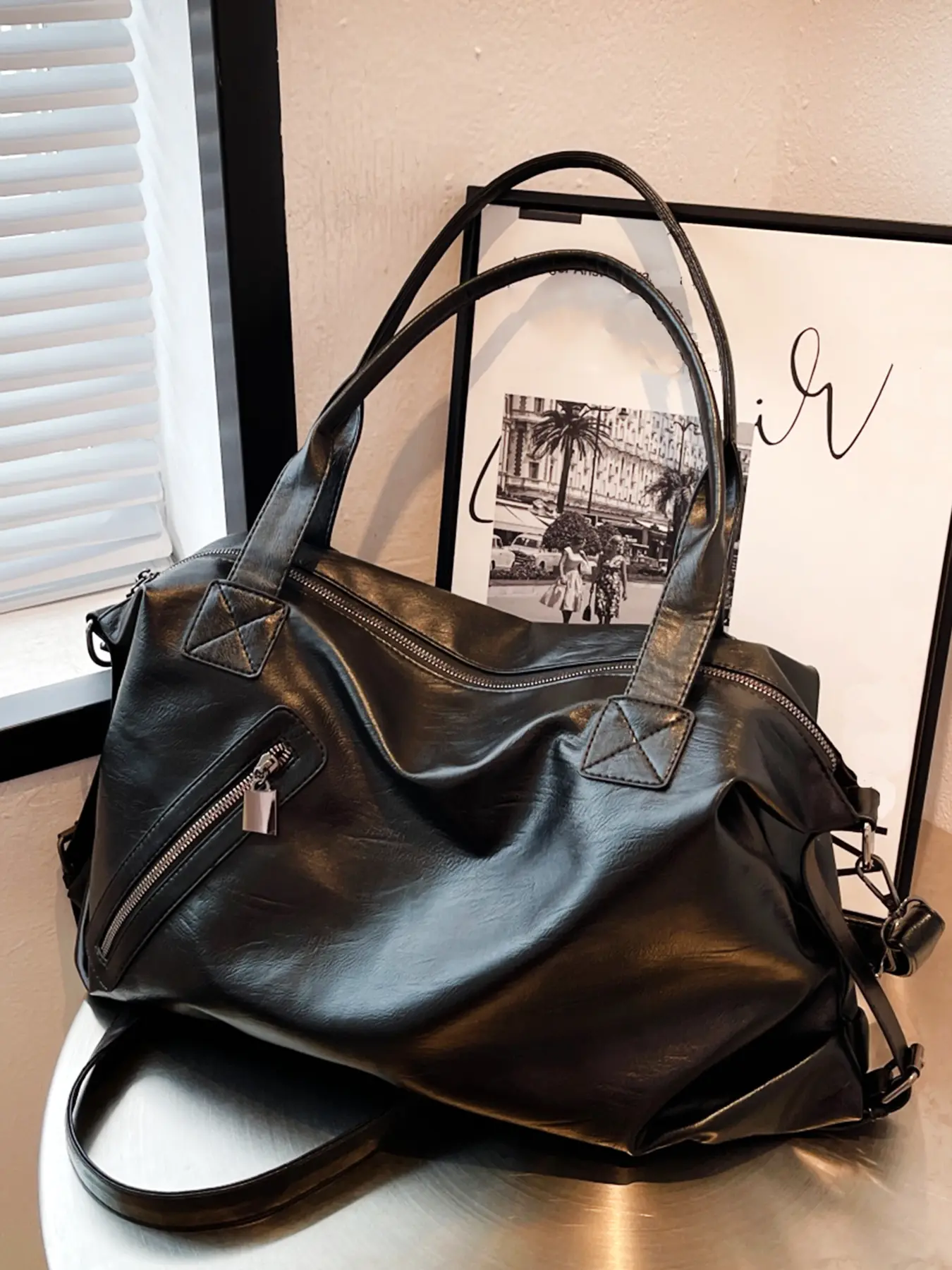 Simple solid color commuter shoulder tote bag, casual and versatile shoulder crossbody bag, textured and trendy niche design shoulder commuter bag, suitable for commuting, traveling and other scenarios.