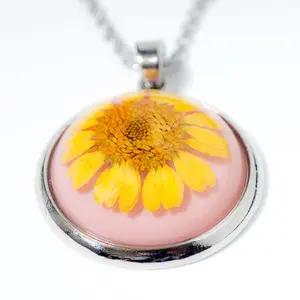 Orb Necklace yellow daisy