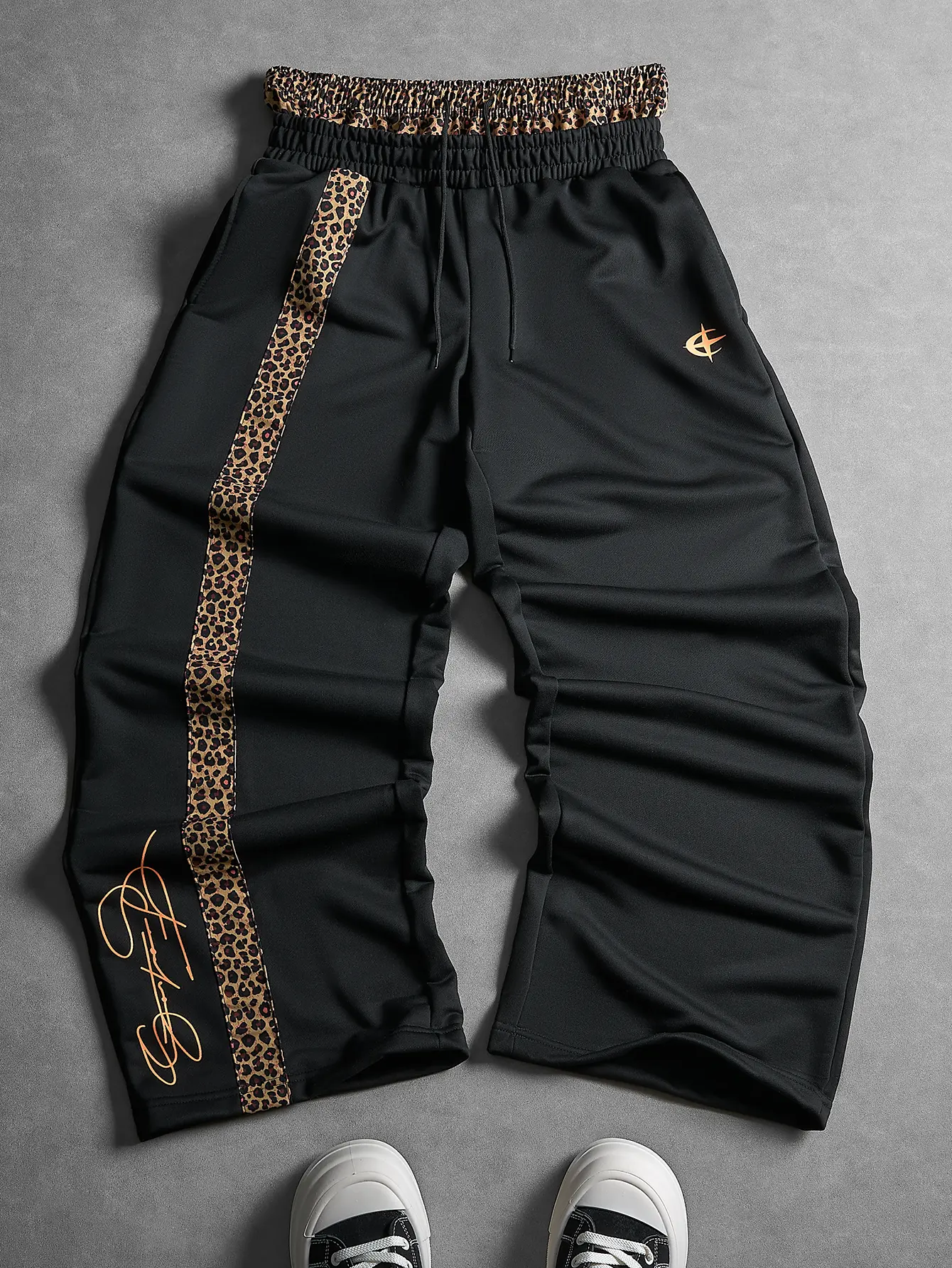 Men’s leopard-print patchwork straight-leg sweatpants with an elastic drawstring waist and a wide-leg design, suitable for streetwear, skateboarding, everyday commuting, and trendy casual wear.