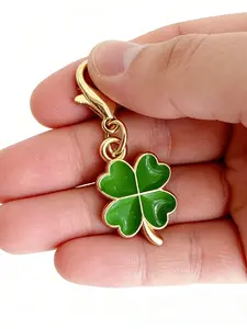 A lucky four-leaf clover keychain pendant, suitable for daily wear, vacation dates, and other occasions, and also a delightful little gift.